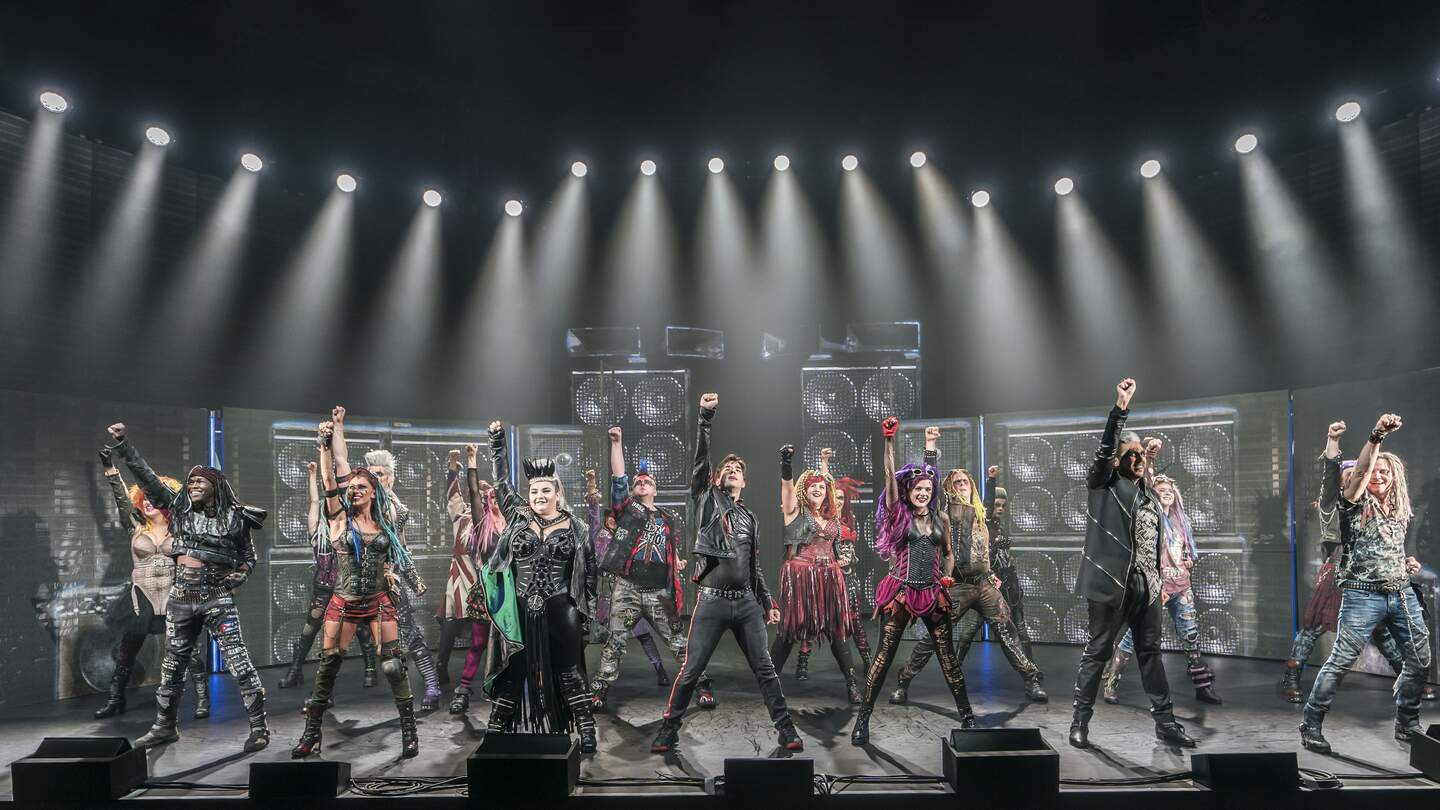 Szene aus dem energiegeladenen Musical „We Will Rock You“ mit 25 der größten Hits von Queen | © Stage Entertainment/Johan Persson