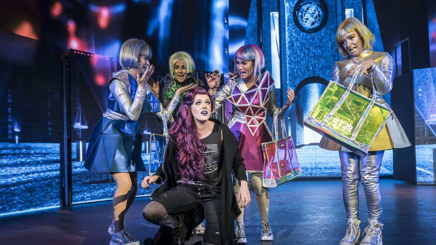 Musical-Darsteller von Queens-Musical „We Will Rock You“ performen spektakulär die 25 größten Hits der Rock-Band Queen | © Stage Entertainment/Johan Persson