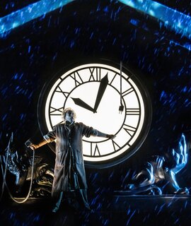 Person vor großer Uhr und blauer Lichtkulisse | © Johan Persson 