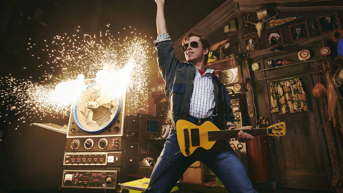 Mann spielt auf der Guitarre | © Stage Entertainment/Helen Murray