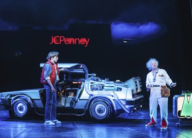 Zwei Personen stehen neben einem Auto, dass eine Zeitmaschine ist | © Helen Murray 