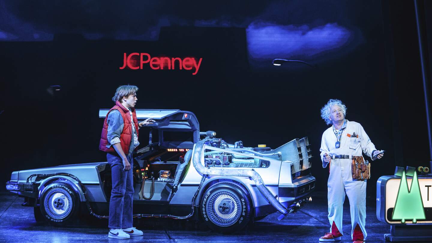 Zwei Personen stehen neben einem Auto, dass eine Zeitmaschine ist | © Helen Murray 