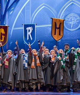 Harry Potter Musical Szenenbild 4 Haeuser | © Mehr Theater Hamburg / Manuel Harlan