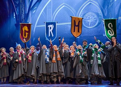 Harry Potter Musical Szenenbild 4 Haeuser | © Mehr Theater Hamburg / Manuel Harlan