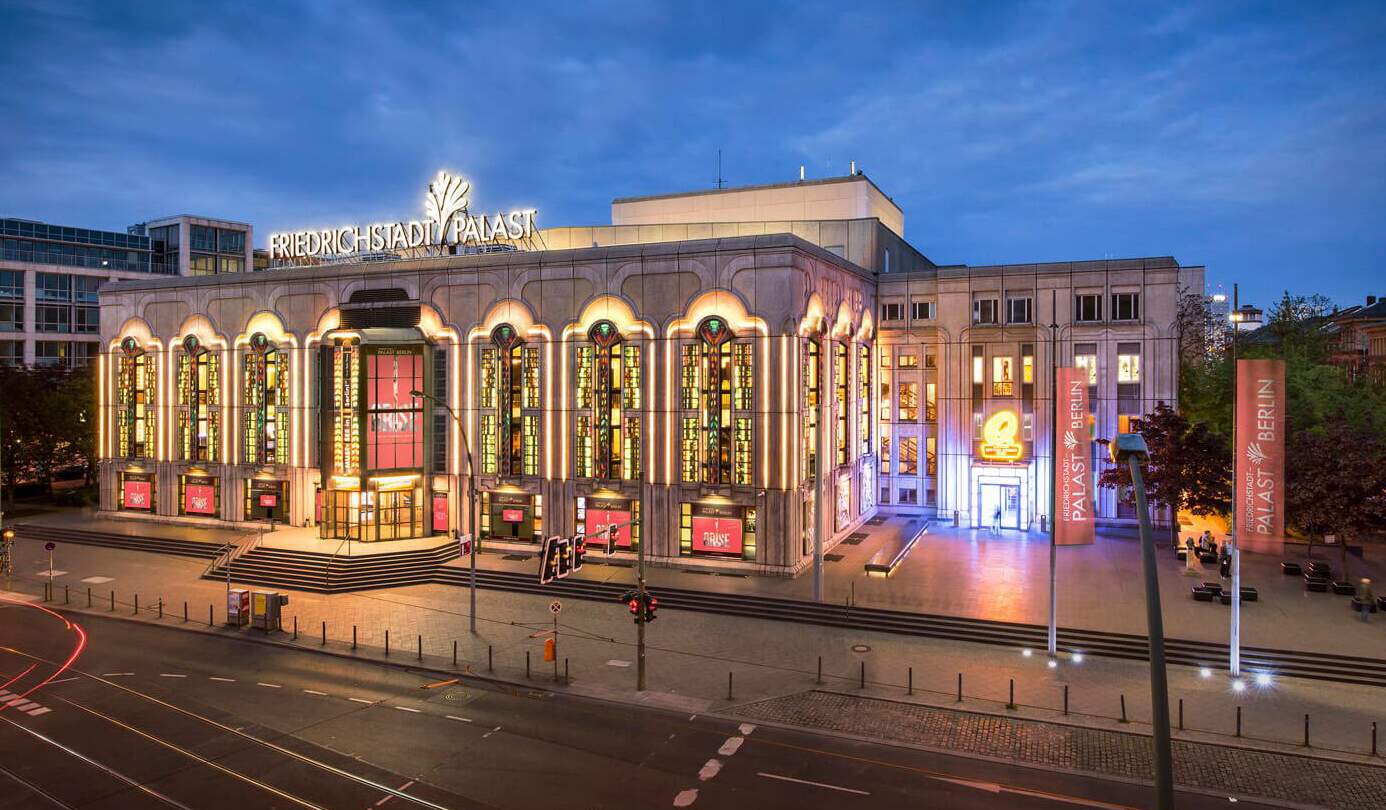 Der Friedrichstadt-Palast in Berlin am Abend | © Bernd Brundert