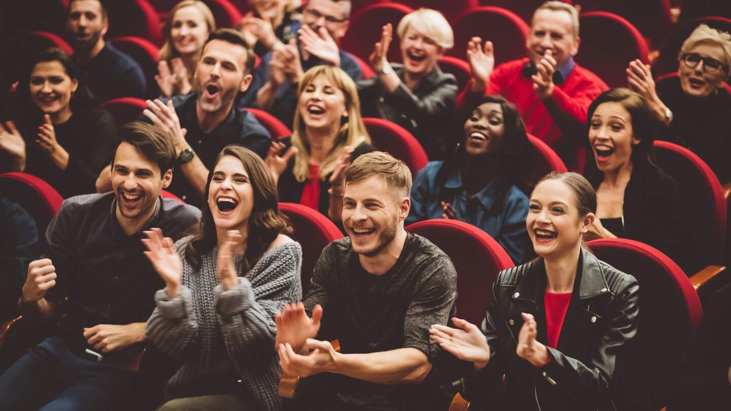 Begeistertes Publikum applaudiert während einer Musical-Aufführung. | © Gettyimages.com/izusek