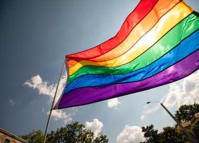 Regenbogenflaggen zeigen Unterstuetzung fuer die LGBTQIA-Community mit Menschen bei der LGBT-Veranstaltung | © Gettyimages.com/Alexander Shelegov