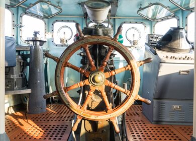 Fronale Aufnahme einer Holzradsteuerung eines Schiffs | © Gettyimages.com/Bank215