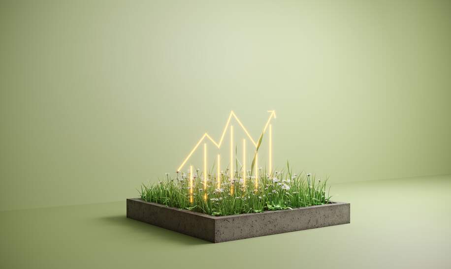Graph auf Gras mit Blumen | © Gettyimages.com/Eoneren
