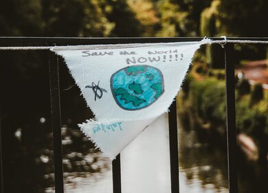 Fahne Save the World | © Unsplash/Nik