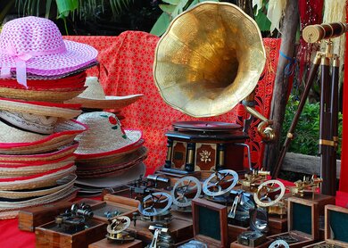 Flohmarktstand mit Hueten, einem Grammophon und anderen Antiquitaeten | © Gettyimages.com/Victor Ivanov