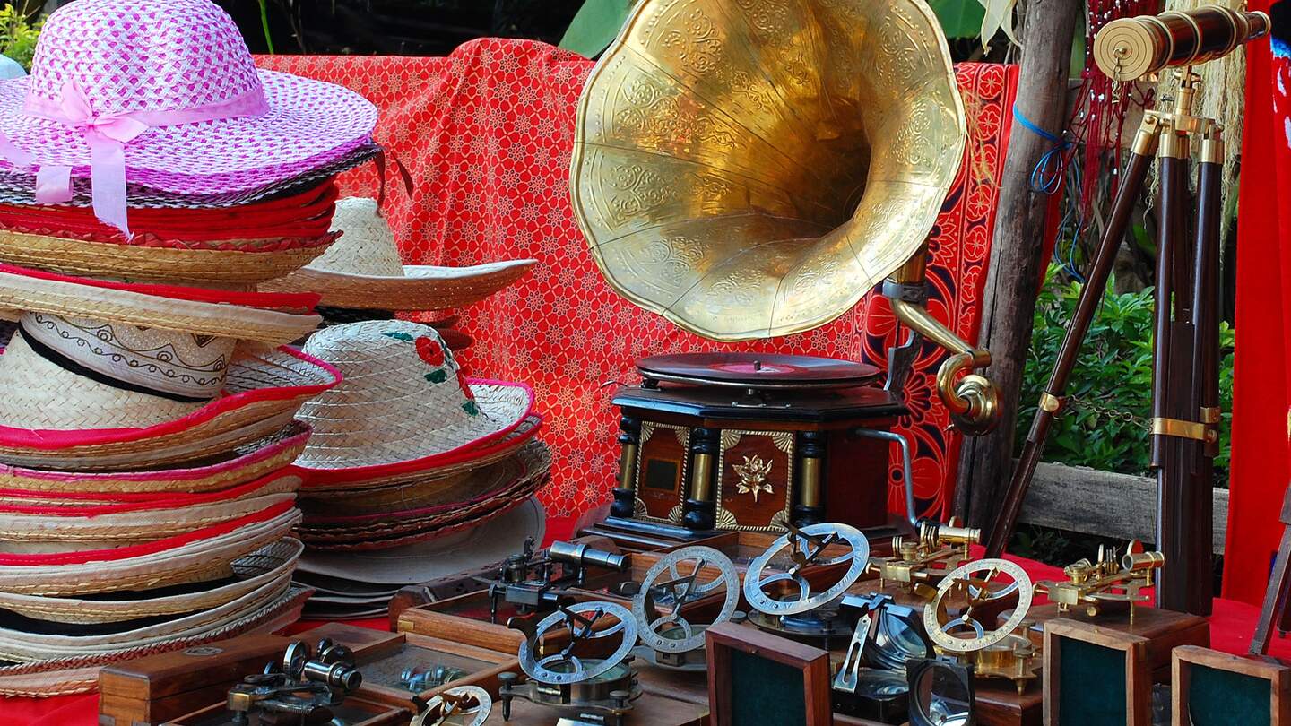 Flohmarktstand mit Hueten, einem Grammophon und anderen Antiquitaeten | © Gettyimages.com/Victor Ivanov