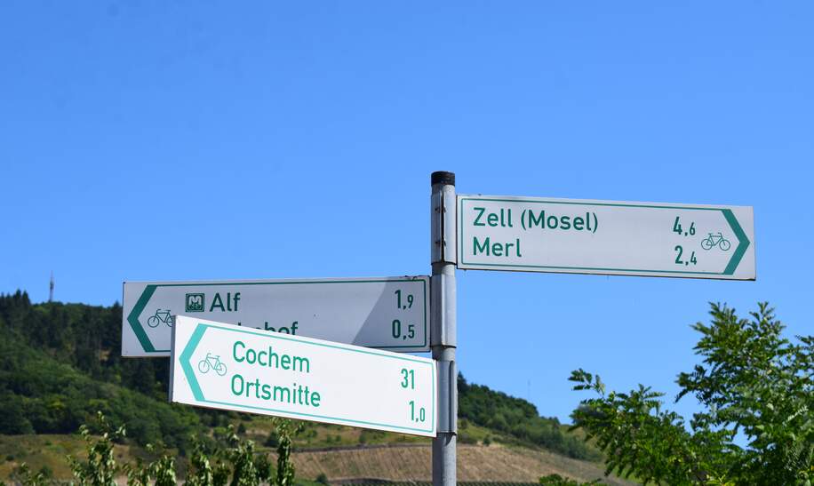Wegschilder an einem Weinberg an der Mosel mit den Richtungen Zell, Cochem und Alf | © Gettyimage/Markus Volk