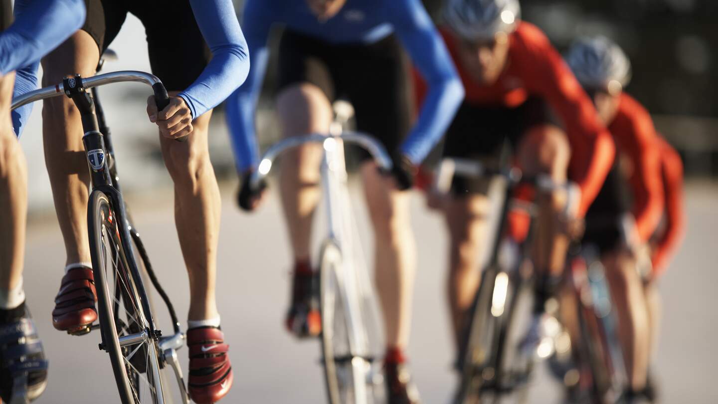 Mehrere Rennradfahrer sind angeschnitten und zum Teil verschommen zu sehen | © GettyImages.com/Ryan McVay