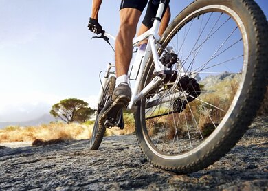 Extremer Mountainbike-Sportsportler Mann faehrt Outdoor-Lifestyle-Trail | © Gettyimages.com/warrengoldswain