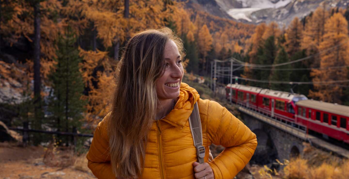 Lächelnde Frau beim Bahn-Wandern im Herbst. | © GettyImages.com/	Mystockimages