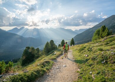 Wanderer wandern hinunter in der schoenen Natur in den Schweizer Alpen | © Gettyimages.com/swissmediavision
