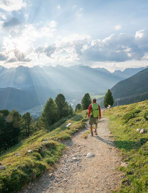 Wanderer wandern hinunter in der schoenen Natur in den Schweizer Alpen | © Gettyimages.com/swissmediavision