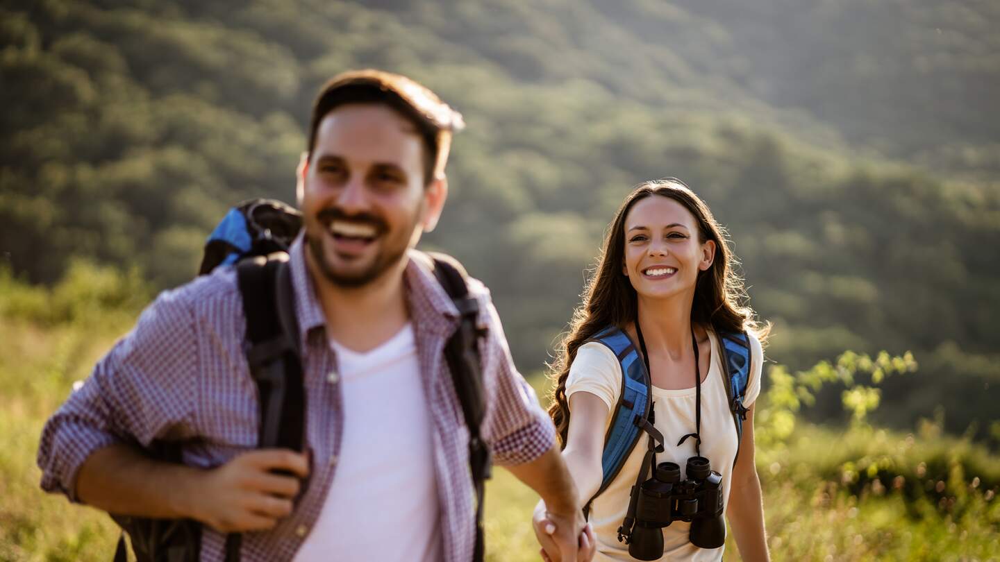 Glueckliches Paar wandern in den Bergen | © gettyimages.com/Photodjo