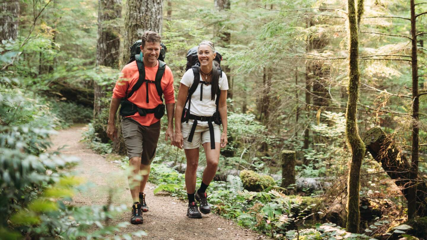 Paar Mitte 50 auf Wanderung im sonnigen Wald des pazifischen Nordwestens, Washington. | © gettyimages.com/RyanJLane