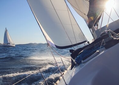 Segelyachten bei Regatta mit Wellengang und strahlendem Sonnenschein | © Gettyimages.com/msan10