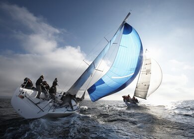 Eine Crew segelt in einem Wettkampf | © Gettyimages.com/ryanmcvay