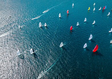 Luftaufnahme Segelrennen, internationales Segelrennen, Segelrennen im Bosporus, Wassersportwettbewerb, globale Wettbewerbe, Sommersportveranstaltungen, Sommerveranstaltungen, großes Turnier, Luftaufnahme von Booten im Bosporus  | © Gettyimages.com/guvenozedemir