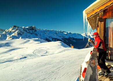 Frau entspannt sich mit Blick auf die Berge mit einer Tasse heissem Getraenke  | © gettyimages.com/Janoka82