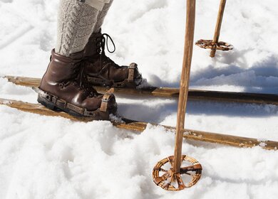 Alte Skiausrüstung aus den 1950's | © GettyImages.com/	technotr
