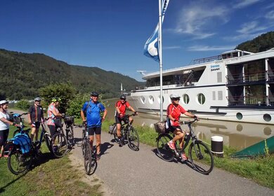Radfahrer vor der MS Primadonna | © Ameropa-Reisen GmbH