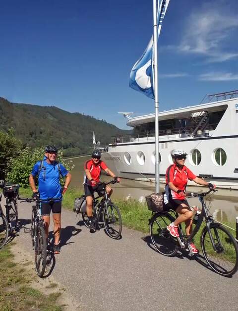 Radfahrer vor der MS Primadonna | © Ameropa-Reisen GmbH