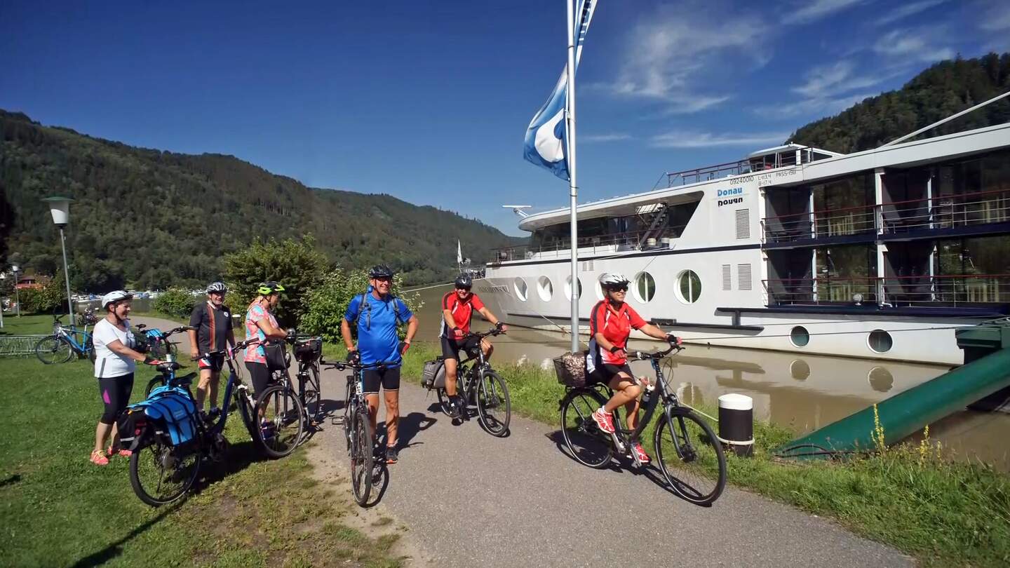 Radfahrer vor der MS Primadonna | © Ameropa-Reisen GmbH