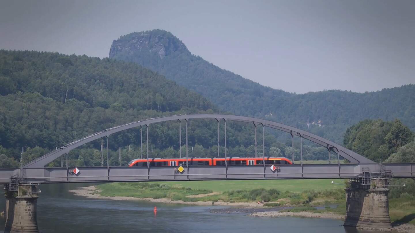Ein Zug faehrt ueber eine Eisenbruecke | © Hewlett Packard Company