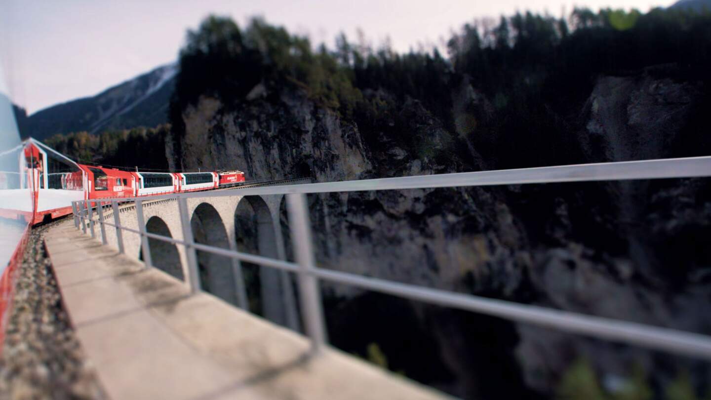 Glacier Express seitlich über einem Landwasserviadukt