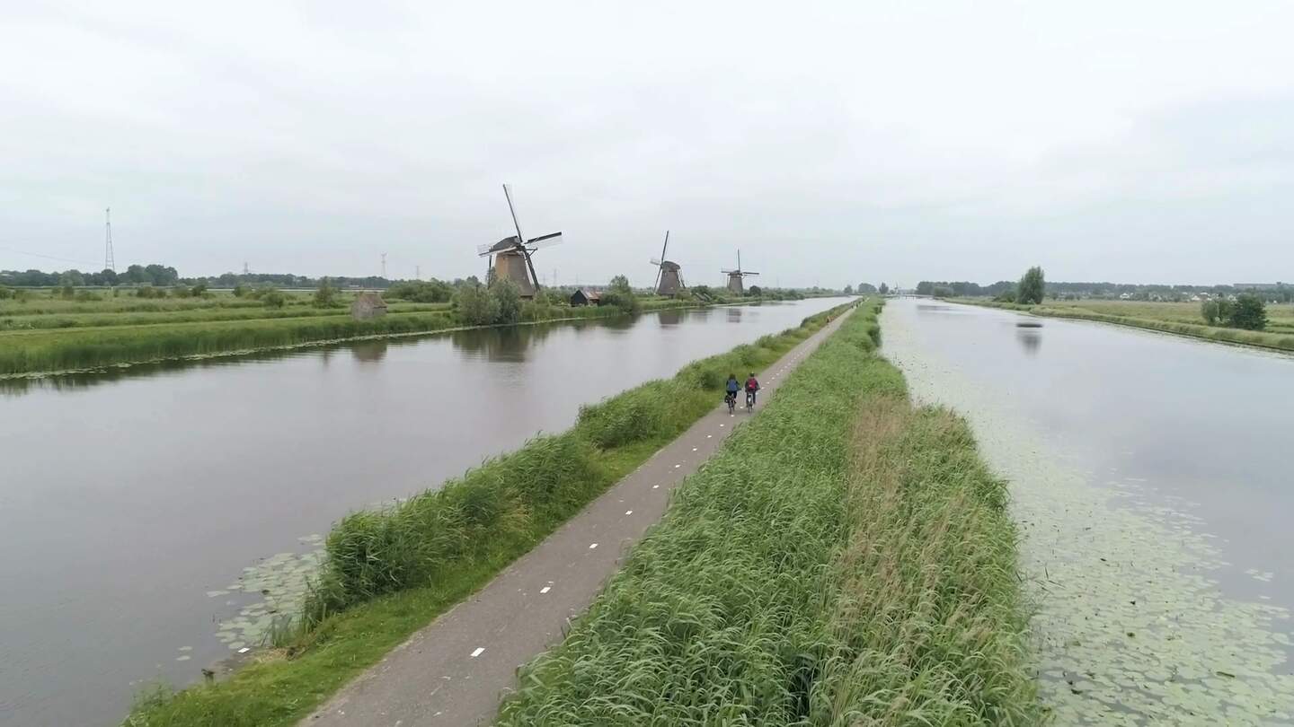 Niederlande Kanal mit 2 Fahrradfahrern  | © Ameropa-Reisen GmbH