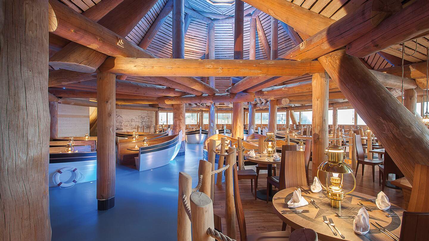 Restaurant in Holzoptik im Hotel Victory | © Julia Klante