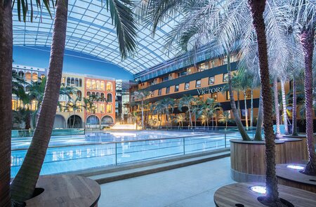 Innenansicht Hotel Victory in der Therme Erding mit Pool | © Bernd Ducke