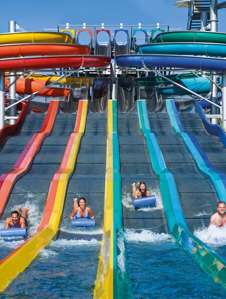 Menschen mit Matten auf der Rainbow Rutsche in der Therme Erding | © THERME ERDING