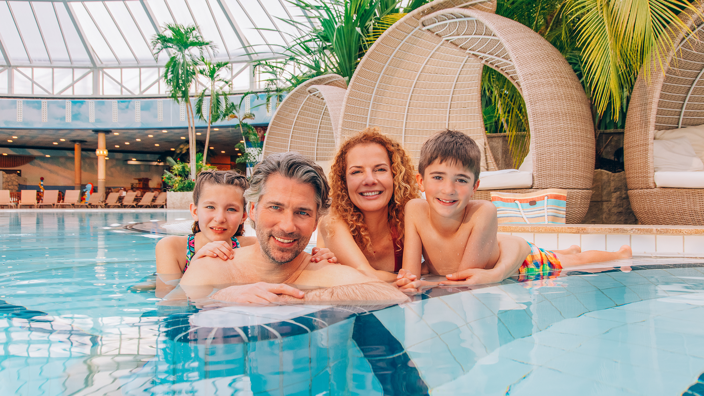 4-köpfige Familie im Innenbecken der Therme Erding | © www.berndducke.de