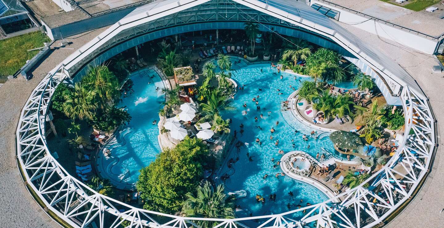 Blick auf Therme Erding durch die offene Kuppel bei schönem Wetter | © THERME ERDING