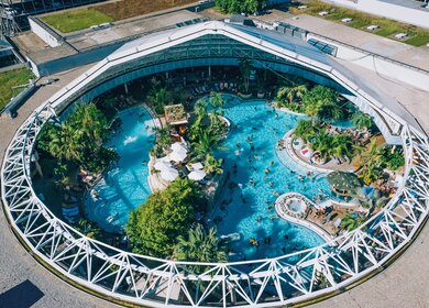 Blick auf Therme Erding durch die offene Kuppel bei schönem Wetter | © THERME ERDING