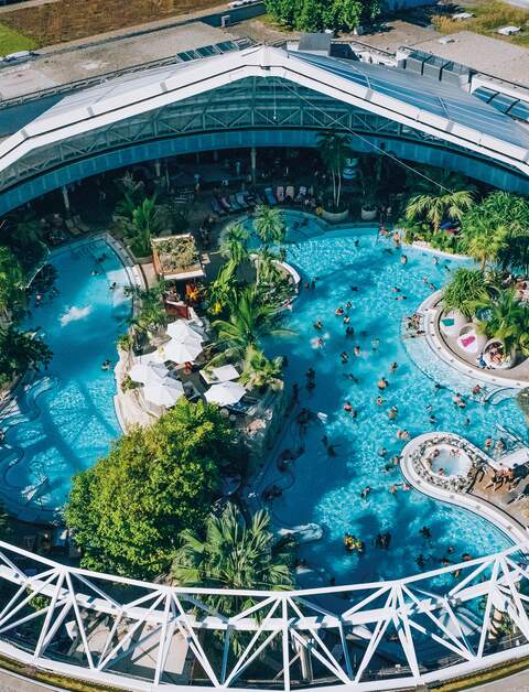 Blick auf Therme Erding durch die offene Kuppel bei schönem Wetter | © THERME ERDING