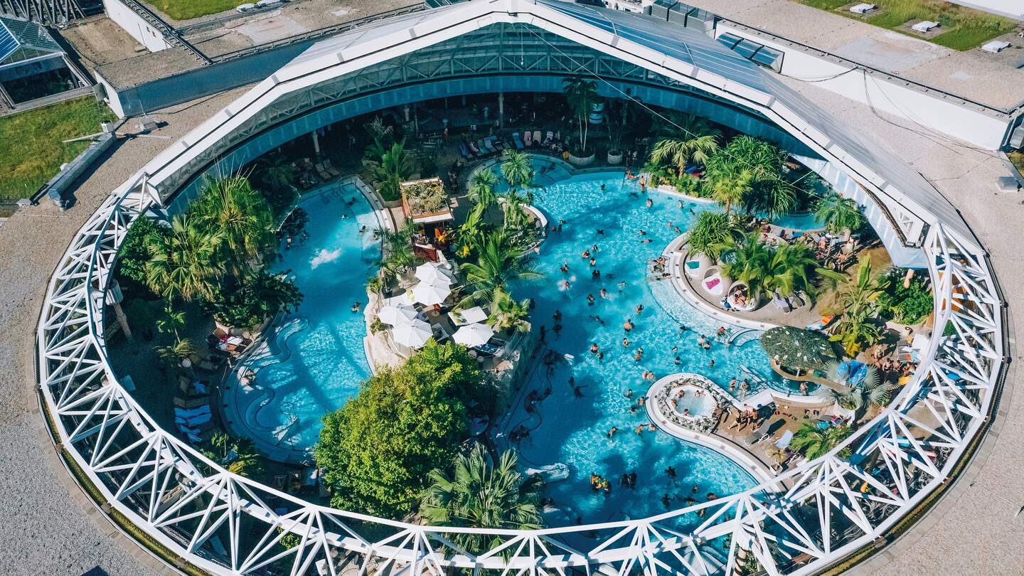 Blick auf Therme Erding durch die offene Kuppel bei schönem Wetter | © THERME ERDING