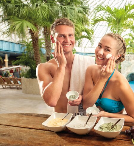 Pärchen bei der Maskenausgabe Vital Oase | © Bernd Ducke 