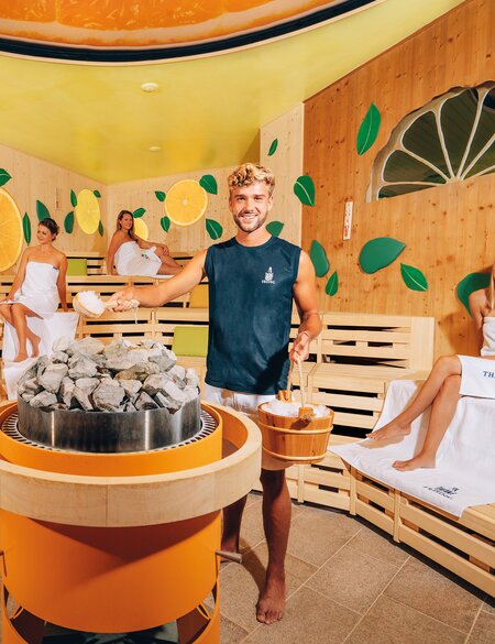 Aufguss mit mehreren Menschen in der Citrussauna | © THERME ERDING