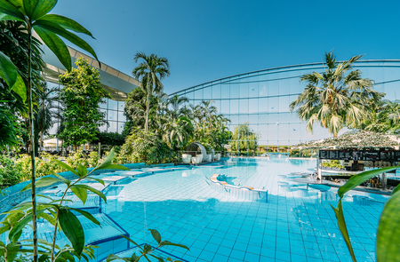 Vitalpool mit offenem Dach bei blauem Himmel | © THERME ERDING