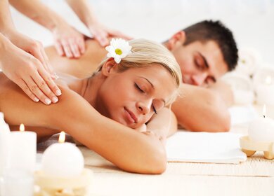 Paar entspannt gemeinsam bei der Rückenmassage | © Gettyimages.com/skynesher