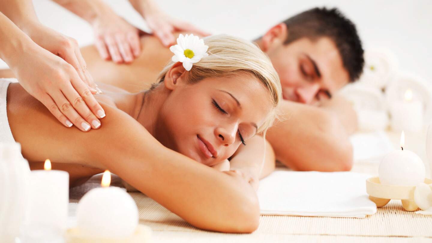 Paar entspannt gemeinsam bei der Rückenmassage | © Gettyimages.com/skynesher