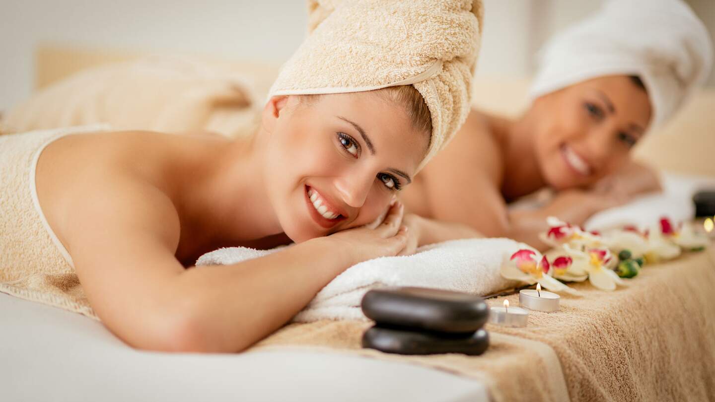 Junge Frauen, die auf ihre Behandlung warten und sich freuen | © Gettyimages.com/Milan Markovic