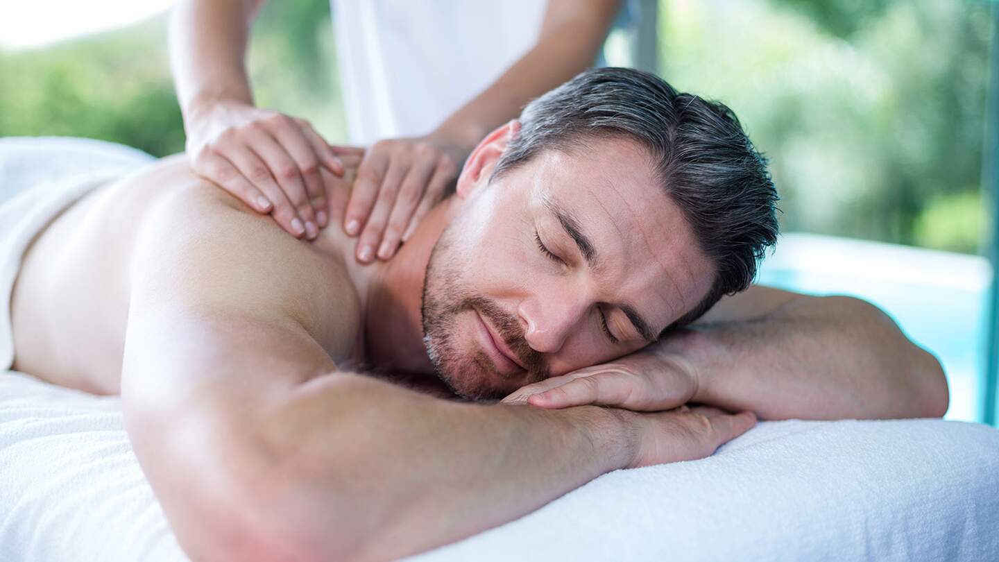 Mann bekommt eine Rueckenmassage von einem Masseur | © Gettyimages.com/Wavebreakmedia
